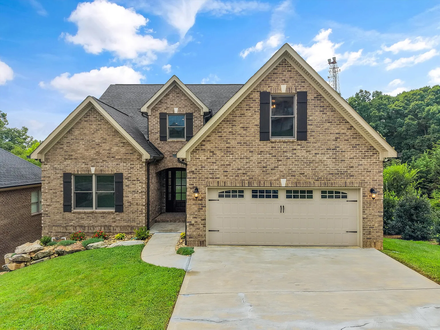 5 bed, 3.5 bath, 4600 sqft, $4,700 — Photo 1
