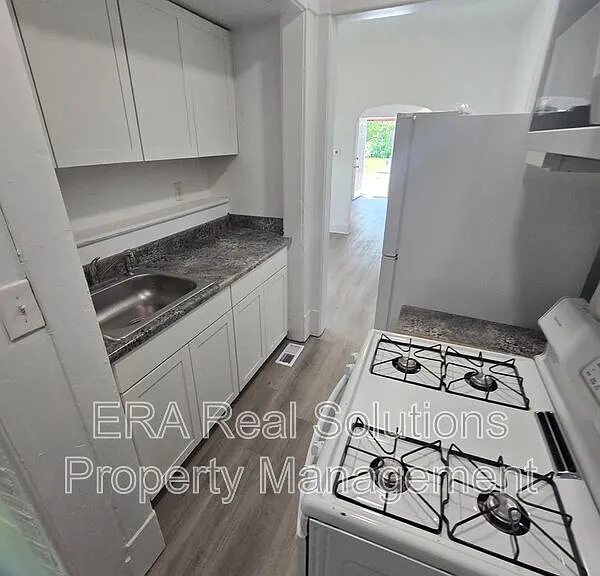 950 McAllister Ave — Photo 8
