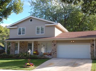 2811 Woodridge Ln, Waukesha, WI 53188