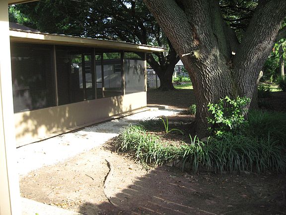 4th image of 2608 Douglas Dr