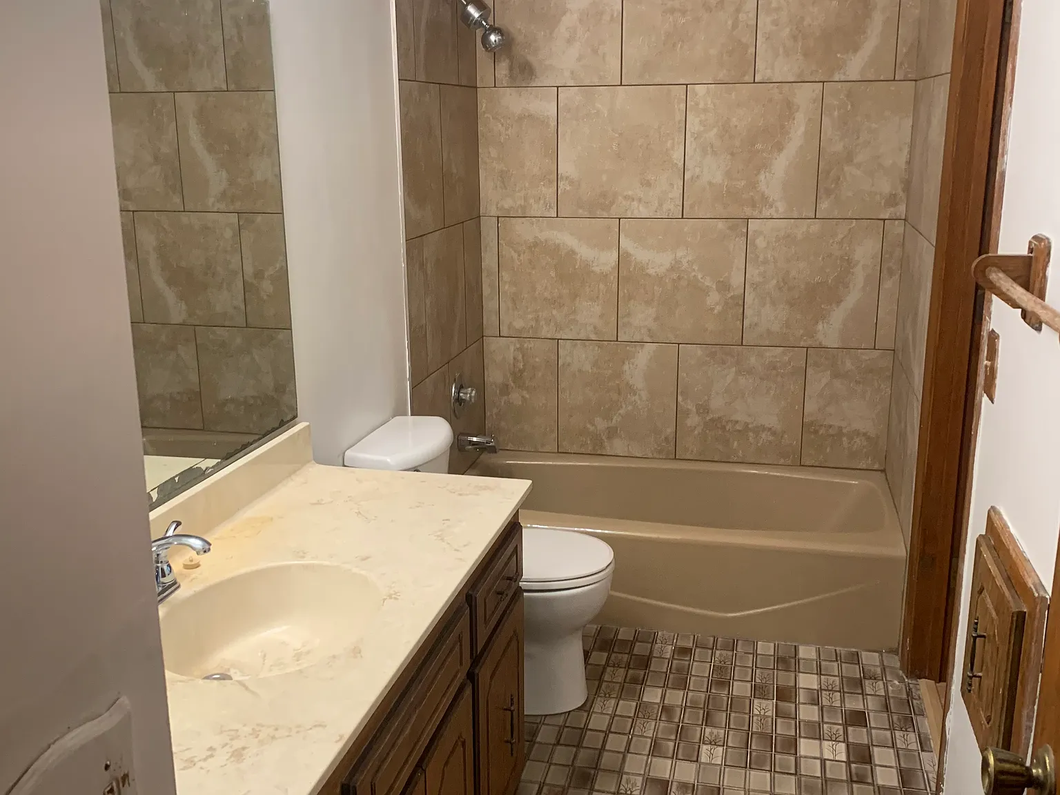 4 bed, 2400 sqft, $2,795 — Photo 2
