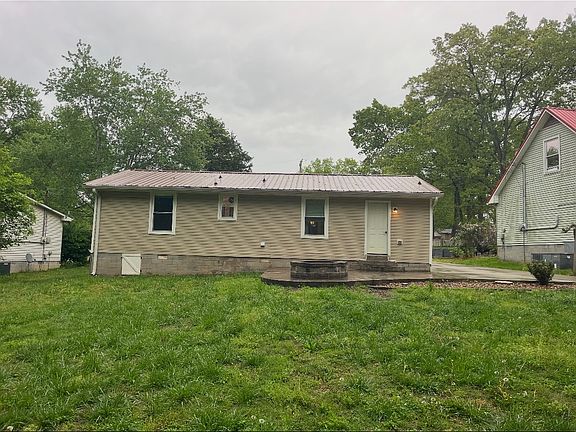 3rd image of 400 Louise Ln