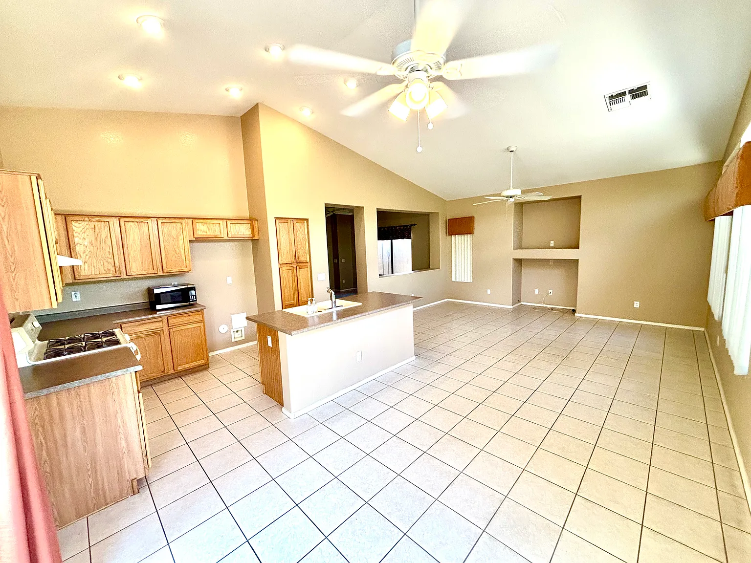 2 bed, 1672 sqft, $2,300 — Photo 4