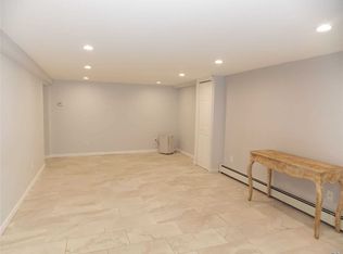 431 Head Of The Neck Rd, Bellport, NY 11713