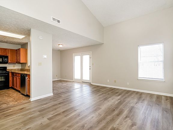 4th image of 4471 Connaught East Dr
