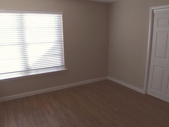 5th image of 2705 Highwood Dr