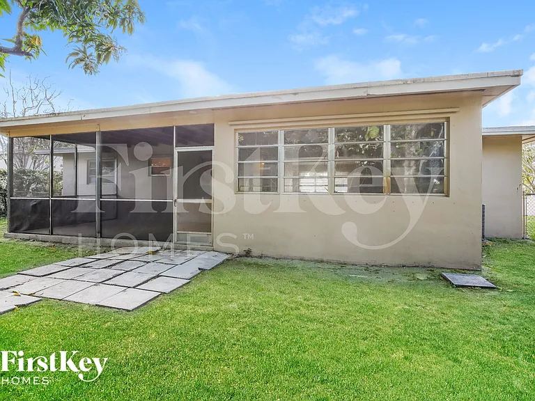 621 SW 69th Ter — Photo 15