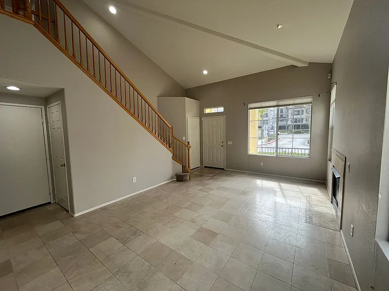 1085 Cottage Way — Photo 4