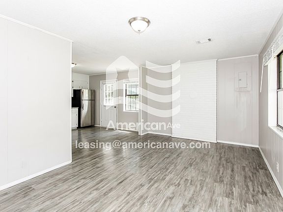 419097_003_living_room_3.jpg