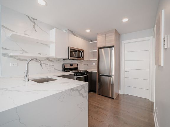 2nd image of 4423 N Ashland Ave #204