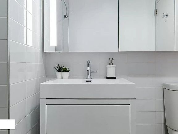 4th image of 4214 Crescent St APT 8D