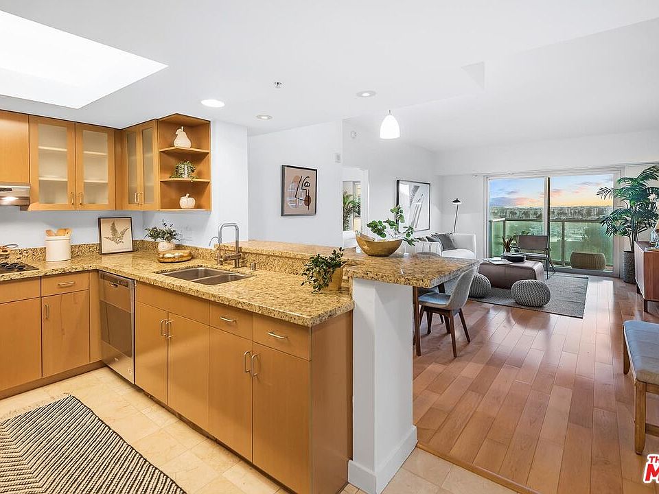 2nd image of 13700 Marina Pointe Dr Unit 916