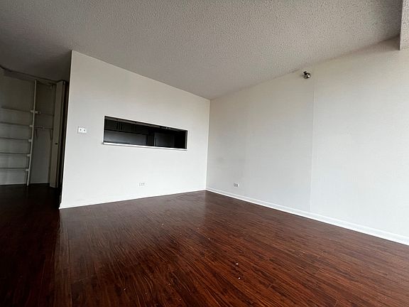4th image of 1133G N Dearborn Pkwy #1304
