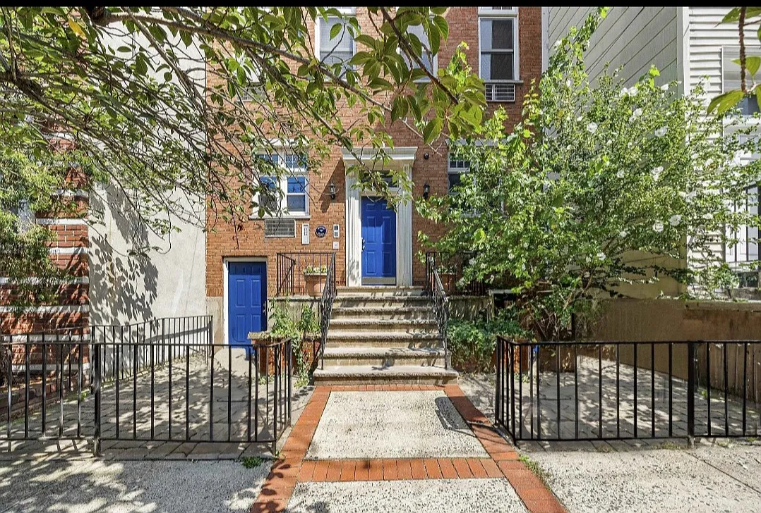 2 bed, 702 sqft, $4,200 — Photo 1