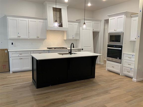 5th image of 2439 Creekview Trl