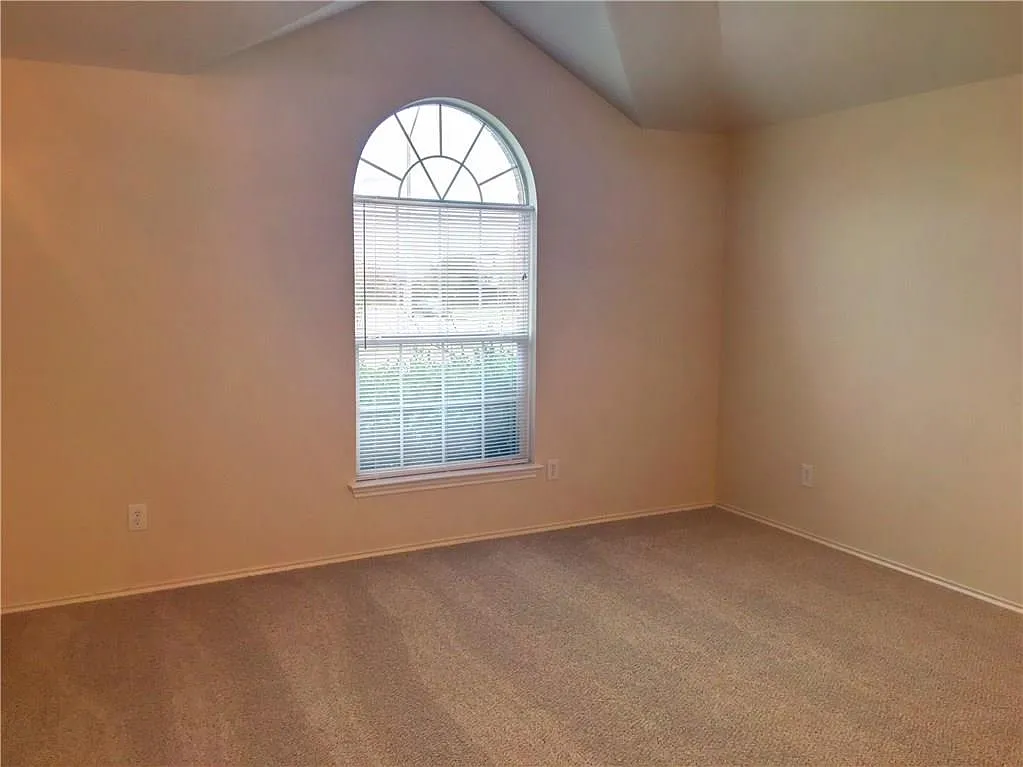 4 bed, 2.0 bath, 1917 sqft, $2,195 — Photo 3