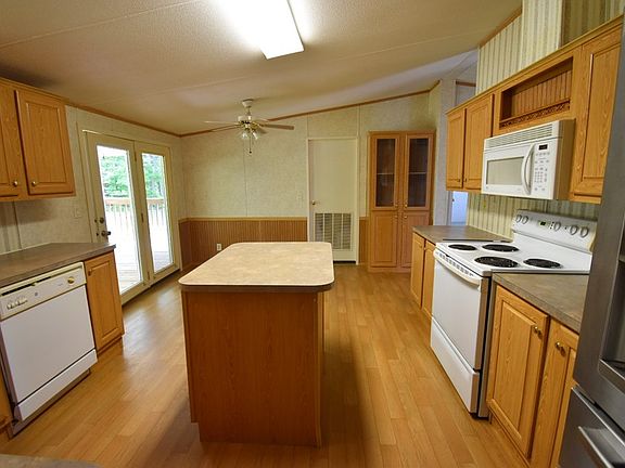 3rd image of 1081 Walker Dr