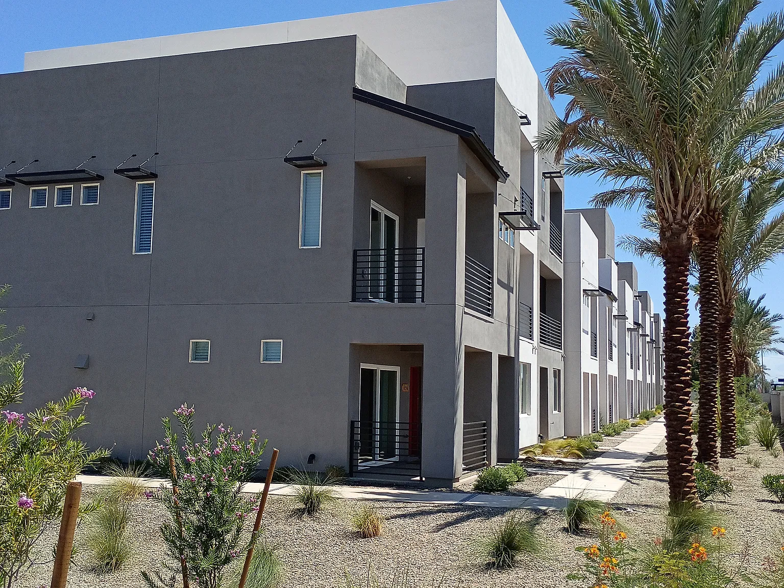 2 bed, 2.5 bath, 1992 sqft, $2,395 — Photo 2