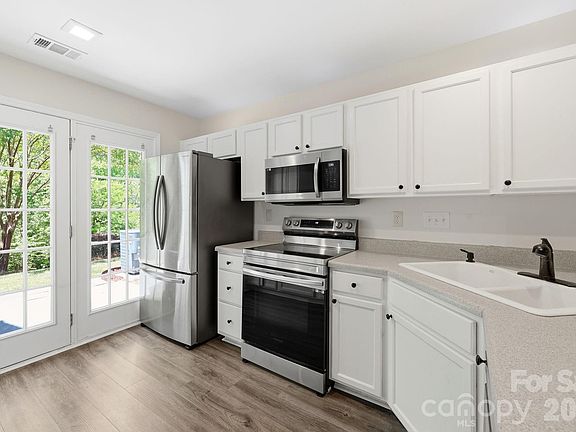 4th image of 2540 Brackley Pl NW