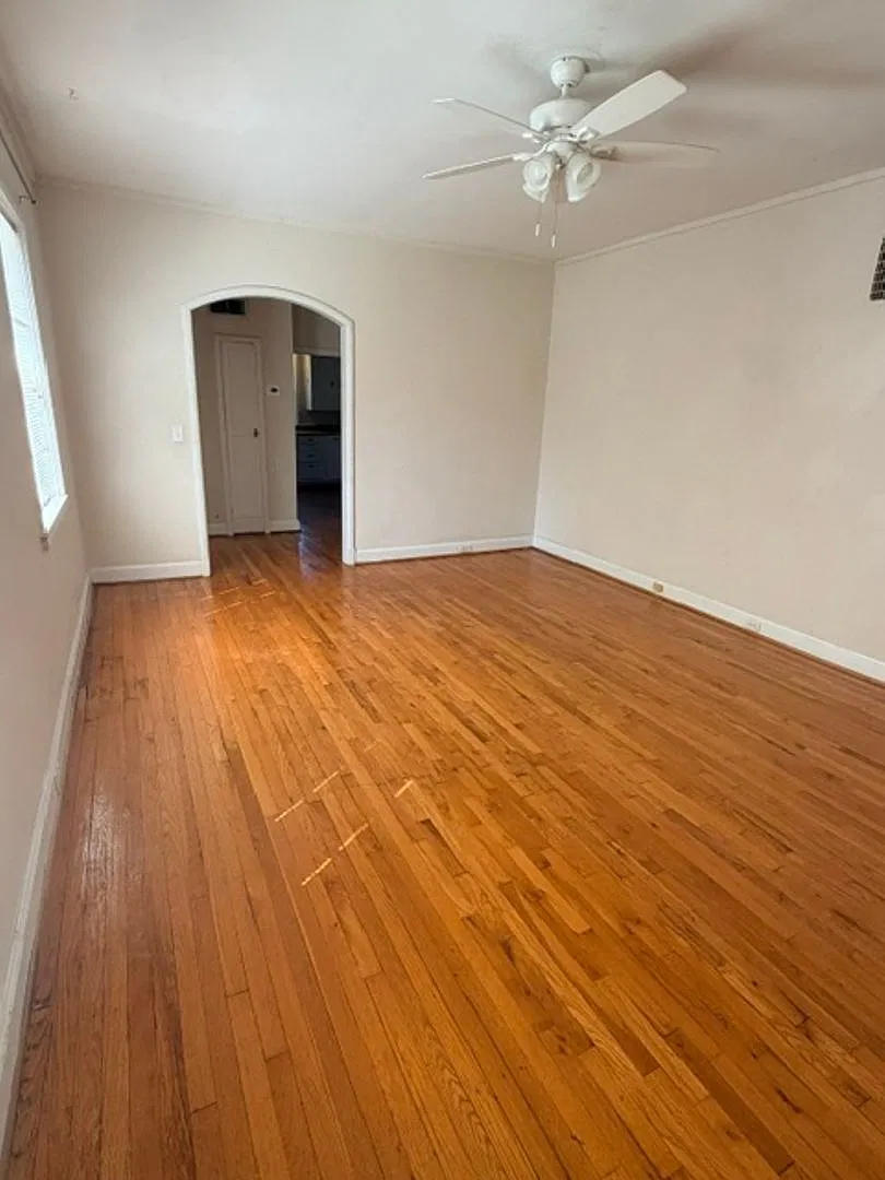 127 S Harden Street — Photo 2