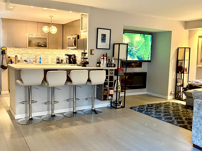129 E Bellevue Pl #301 — Photo 15