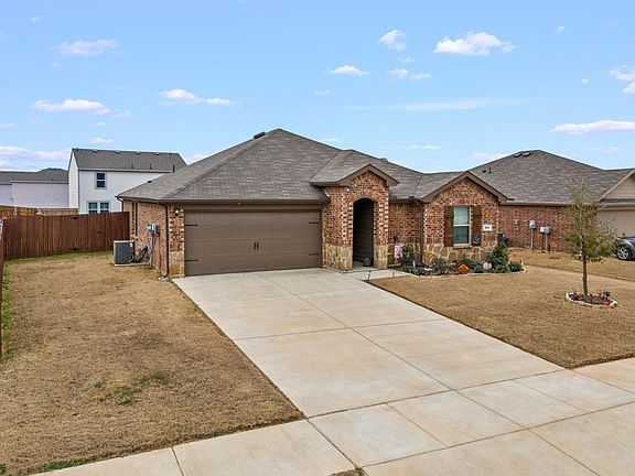 2nd image of 604 River Oaks Ln