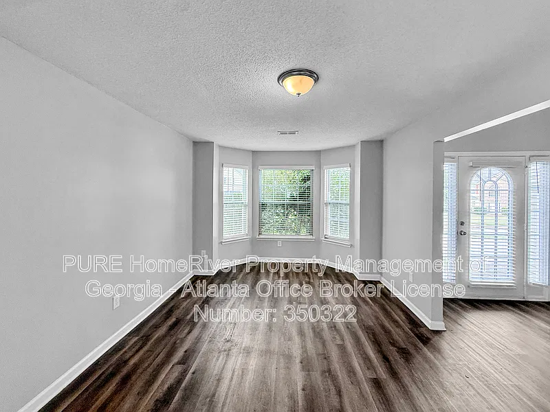 5 bed, 2.5 bath, 2598 sqft, $2,285 — Photo 2