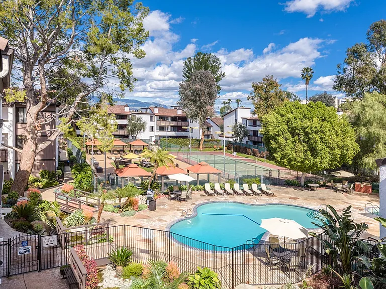 Fusion Warner Center - Pool and Courtyard