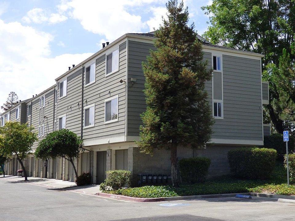 1st image of 30 Castlecrest Dr