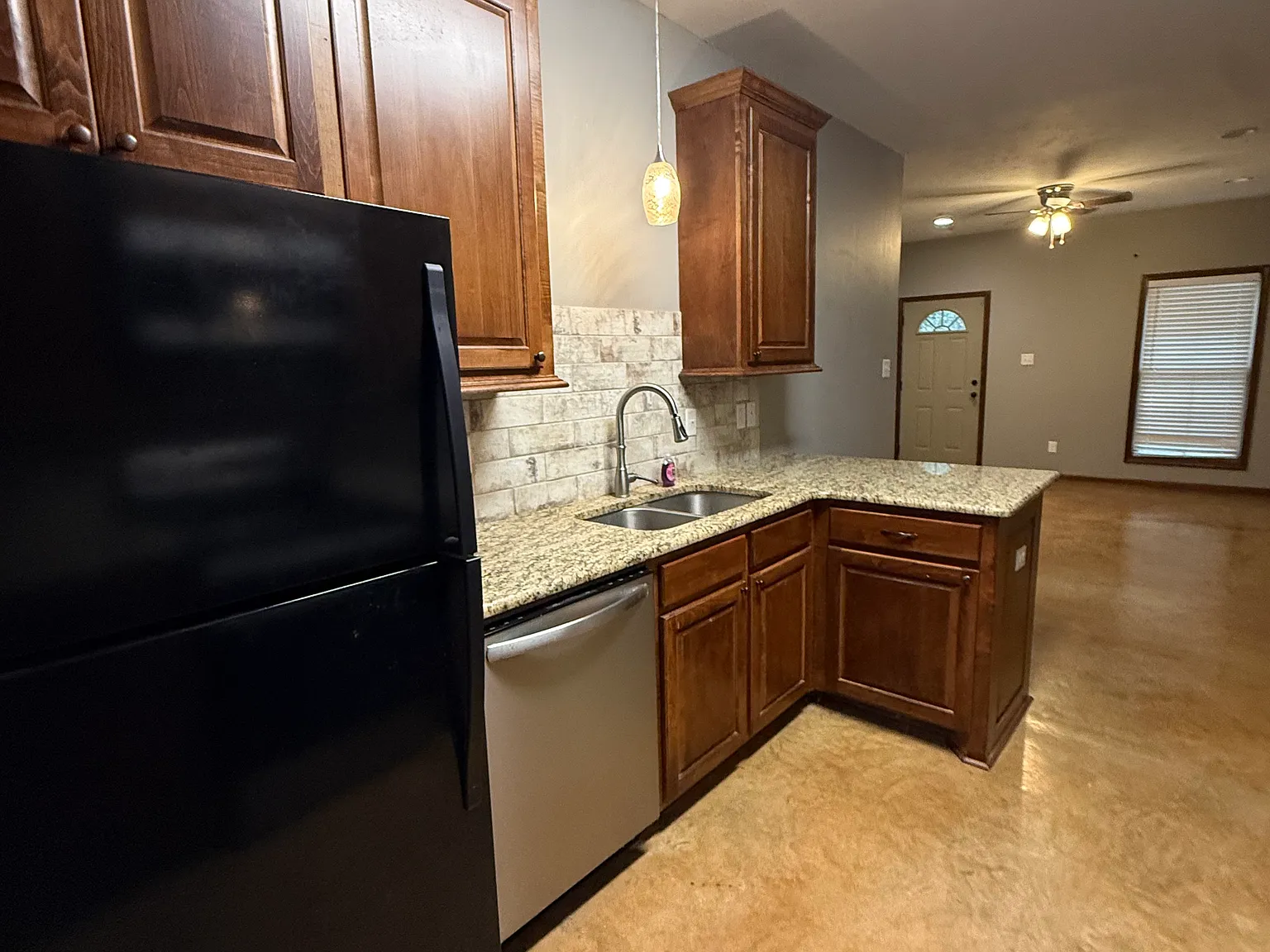 2 bed, 1000 sqft, $1,200 — Photo 2