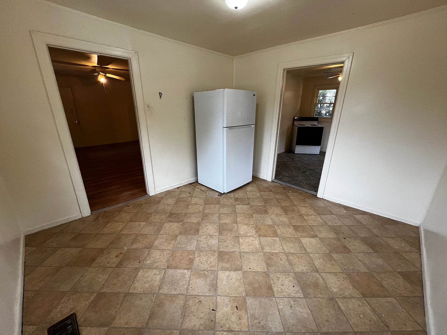 320 Woodmarsh Ln — Photo 2