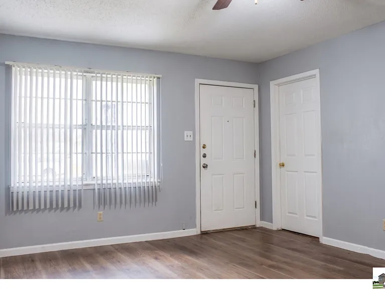 409 Short Ave — Photo 2