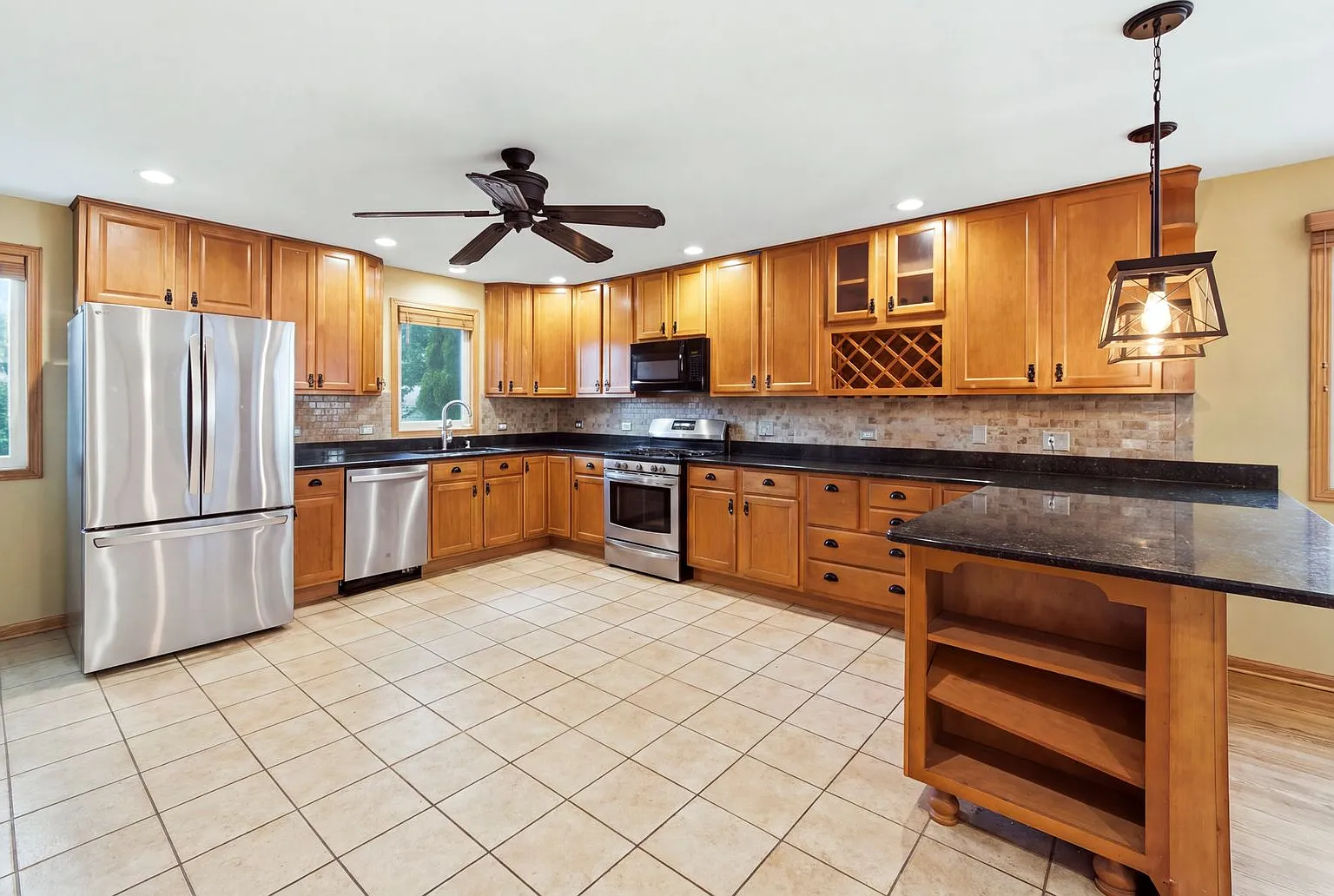 5 bed, 5.0 bath, 4500 sqft, $3,995 — Photo 4