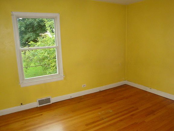 4th image of 1042 N Jackson St