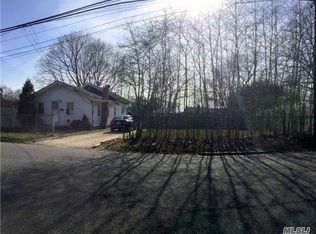 223 Grand Ave, Lindenhurst, NY 11757