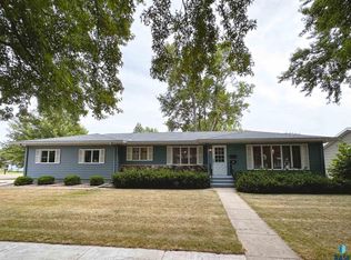 947 E Maplewood Dr, Madison, SD 57042