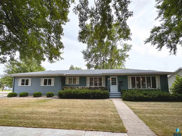 947 E Maplewood Dr, Madison, SD 57042