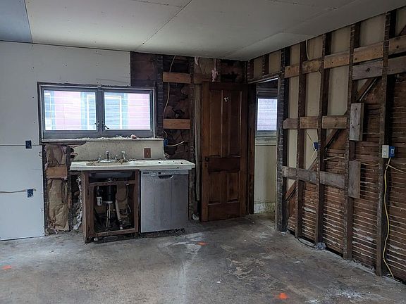 5th image of 304 S 6th St