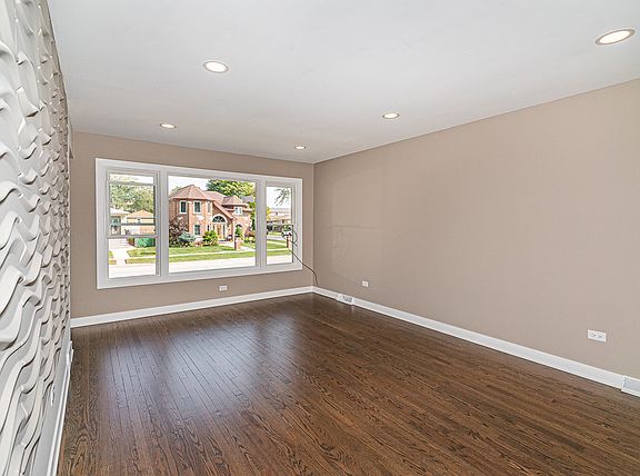 3rd image of 4702 N Octavia Ave