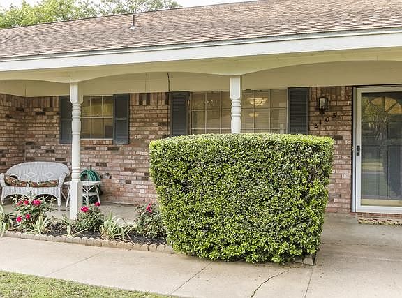 2nd image of 2105 Juanita Dr
