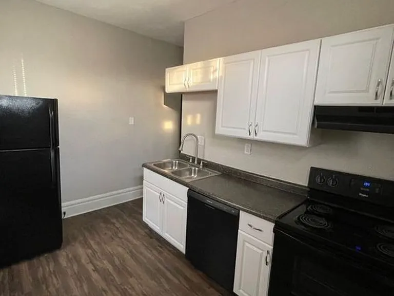 1208 Summit St — Photo 4