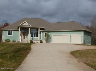 17991 Hathaway Ct, Spring Lake, MI 49456