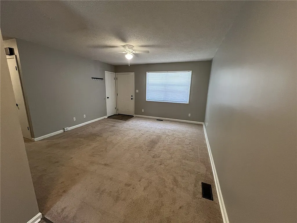 2 bed, 1.0 bath, $1,100 — Photo 2
