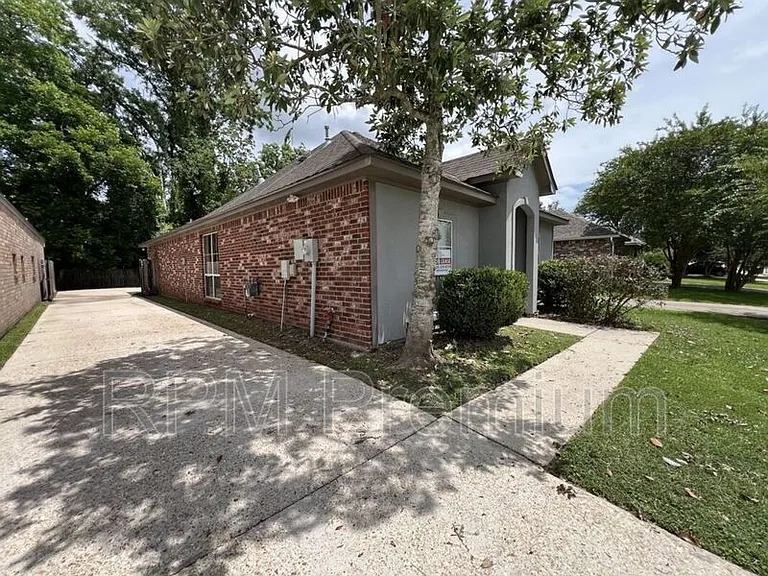 5557 Arialo Dr — Photo 2
