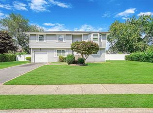 67 Beldon Ln, Bay Shore, NY 11706
