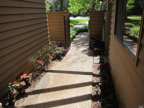5th image of 1882 Oak Cir
