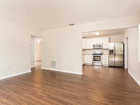 Entry/Living Room