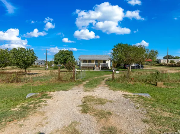 240 County Road 775, Devine, TX 78016