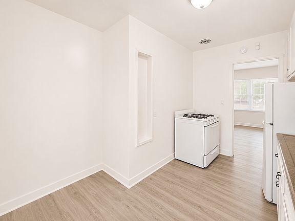 4th image of 2490 Cedar Ave APT 5
