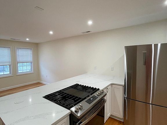 5th image of 83 Moreland St